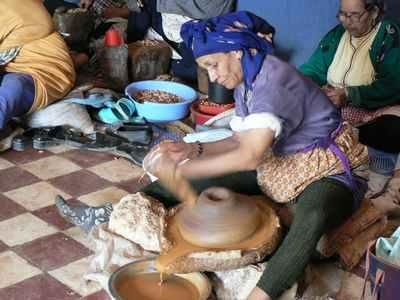 اللعب  بالصور  ....... ادخل وهات  صورة من زمان قوى Maroc-femmes-huile-argan