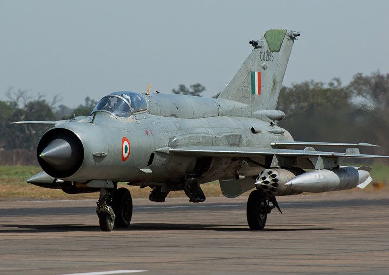 Crash d'avions Militaire étrangers Indian-air-force-Mikoyan-Gurevich-MiG-21-fighter-jet-aircra