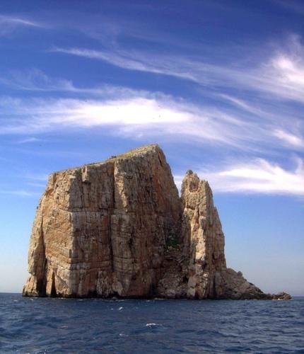 اروع الصور من العالم العربي La-cathedrale-zembra-island-rock