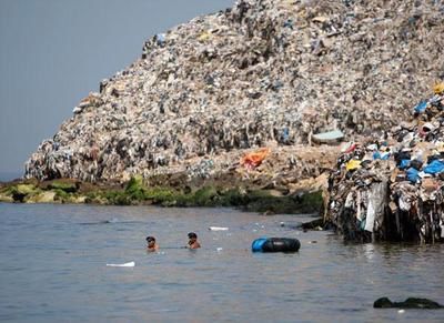 [Ecologie] La terre : de plus en plus polluée. - Page 4 Poubelle-la-Terre