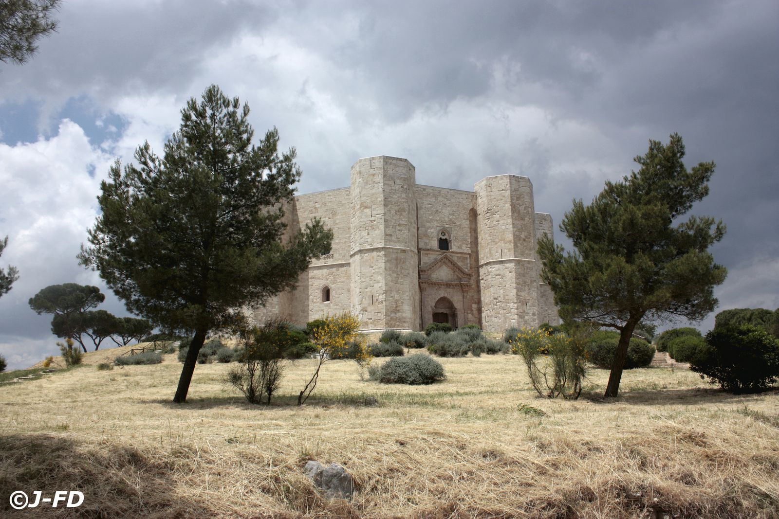 Castel del Monte et Frédéric II de Hohenstaufen Castel-del-Monte--1359-_9634