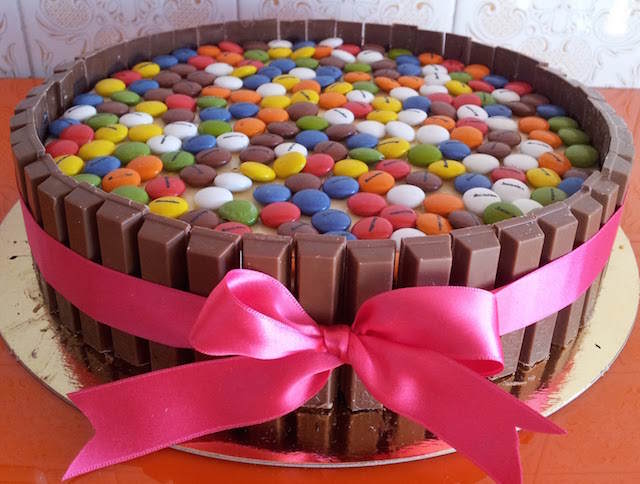 Feliz cumpleaños,    jessy_letanias87  ¡!! Tarta-tres-chocolates-decorada-caramelos