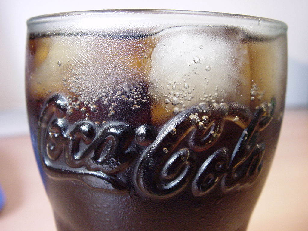 A Z VERSE UN VERRE DE COCA A TON VOISIN DU DESSUS - Page 15 Coca-Cola_Glas_mit_Eis