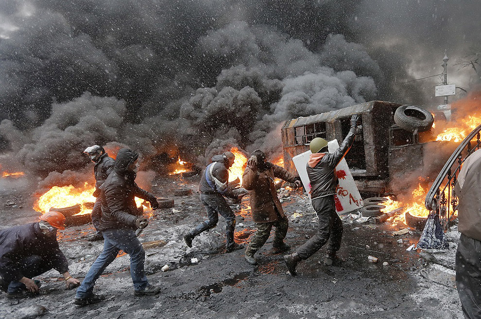 Visite de Vladimir Illich Sokolov aux manifestants de Dzerjinsk Euro-maidan-ukraine-turmoil-riot10