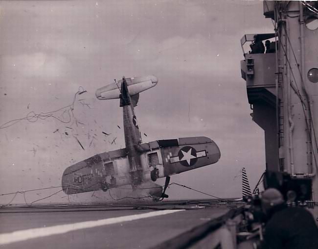 Photos insolites Navales et Aéronavales - Page 20 Historical-photos-rare-pt2-corsair-wreck