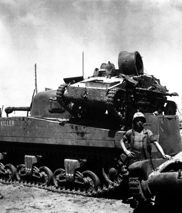 Fotos curiosas de la Segunda Guerra Mundial Historical-photos-pt9-m4-us-tank-carrying-japanese-tank