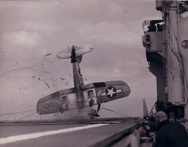 Fotos curiosas de la Segunda Guerra Mundial Historical-photos-rare-pt2-corsair-wreck