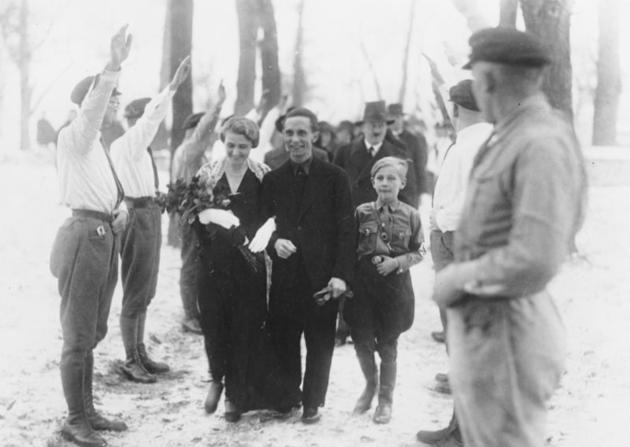 Fotos curiosas de la Segunda Guerra Mundial Historical-photos-rare-pt2-goebbels-wedding-hitler