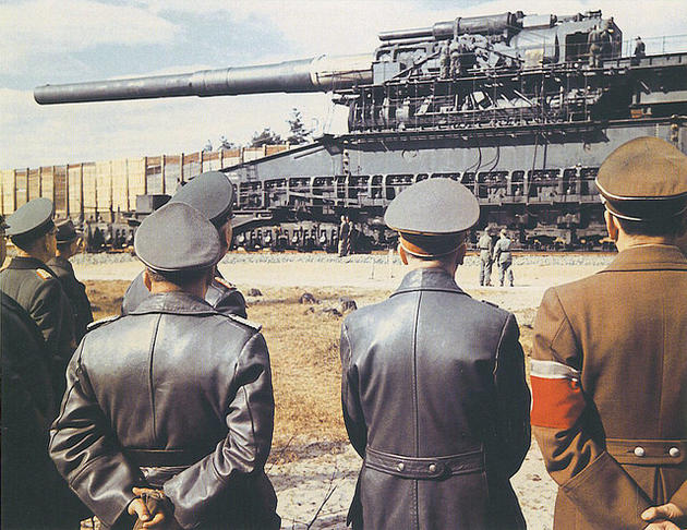 Fotos curiosas de la Segunda Guerra Mundial Historical-photos-rare-pt2-hitler-gustav-railway-gun