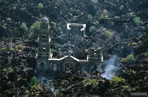 Prelepa napuštena mesta na Zemlji San_juan_parangaricutiro_church_under_lava3