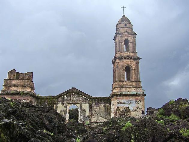 Prelepa napuštena mesta na Zemlji San_juan_parangaricutiro_church_under_lava6