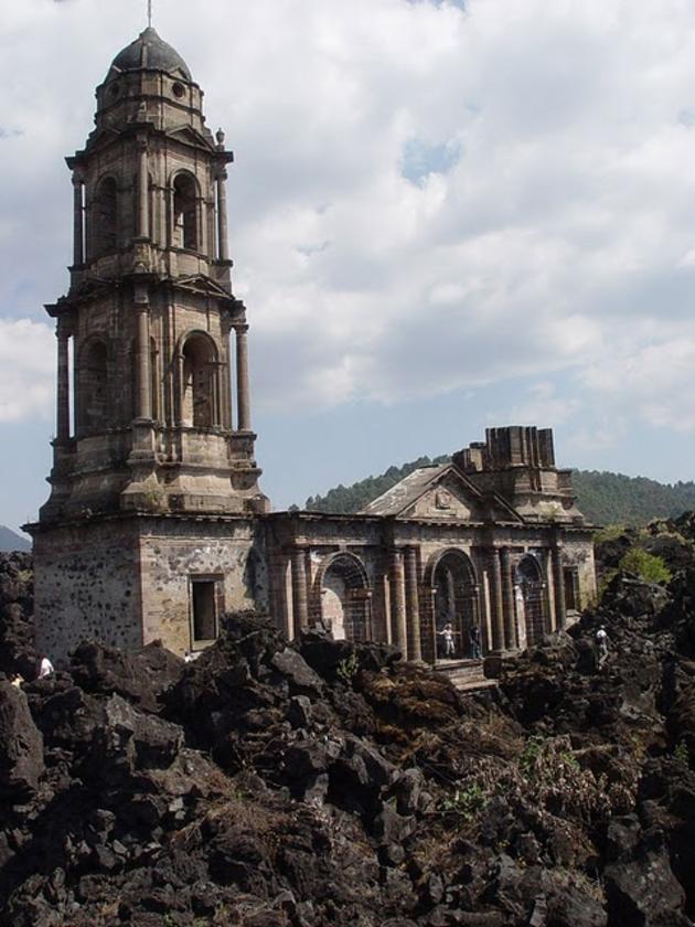 Prelepa napuštena mesta na Zemlji San_juan_parangaricutiro_church_under_lava8