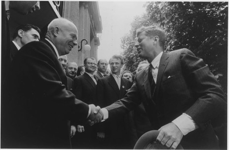 Pas episodit Obama-Kastro, ja disa shtrëngime duarsh që kanë bërë histori Hrushovi-dhe-Kenedi-464x305