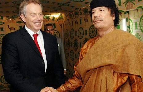 Pas episodit Obama-Kastro, ja disa shtrëngime duarsh që kanë bërë histori Blair-gaddafi-464x299