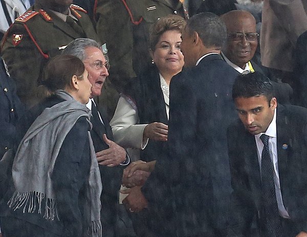 Pas episodit Obama-Kastro, ja disa shtrëngime duarsh që kanë bërë histori Obama-castro-handshake