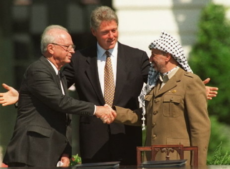 Pas episodit Obama-Kastro, ja disa shtrëngime duarsh që kanë bërë histori Yitzhak-rabin-bill-clinton-yasser-arafat-white-housejpg-59bef6013bd367bd-464x342