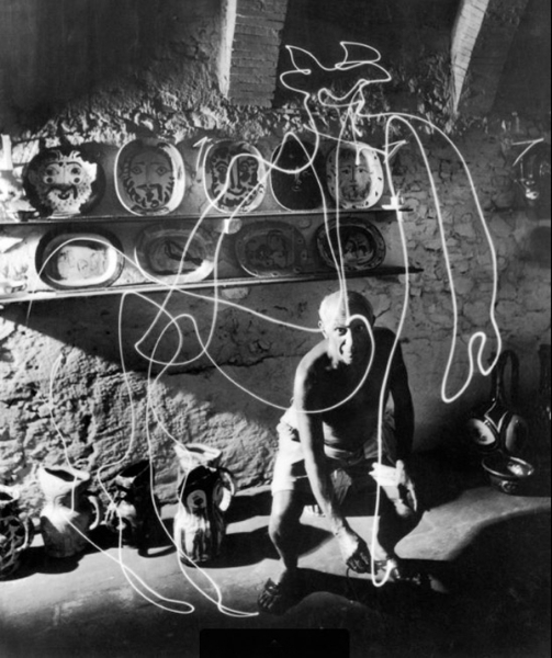 “Vizatimet me dritë” – të dorës së Pikaso-s, apo të aparatit të Milit?! Picasso-light-drawings-12