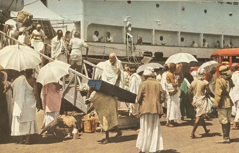 25 PHOTOS ÉTONNANTES DE HAJJ 1953 Arriving-by-ferry-at-jeddah-port