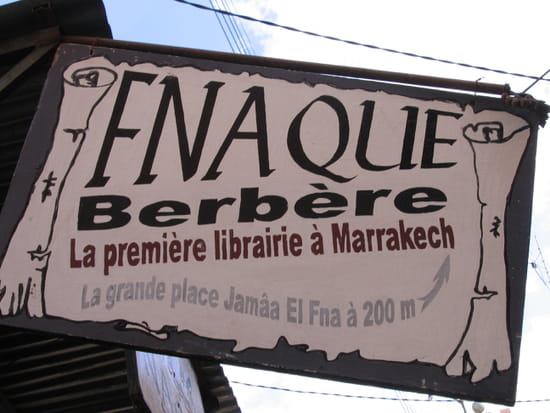 [Histoire à lire avec l'accent marocain] Un jour je suis sorti dehors dans la rue... Panneaux-insolites-marrakech-maroc-1291837512-1072683