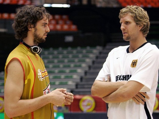 ¿Cuánto mide Dirk Nowitzki? - Real height Two-of-best-european-players-in-the-nba-pau-gasol-l-and-dirk-nowitzki-are-talking-to-each-other