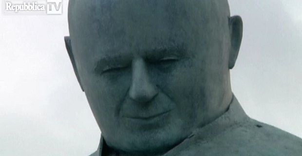  FOTO  -  Wojtyla, la statua a Termini  cambia: ecco la nuova versione Wojtyla-default