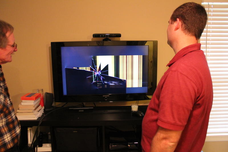Kinect aussi peut tuer une télé Kinect_wedding_ring