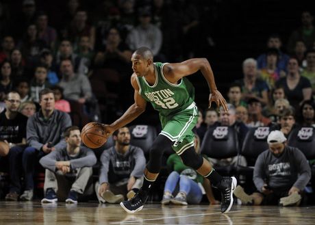 Isaiah Thomas needs to 'get used to' Al Horford's ability to lead the fast break 21262355-mmmain