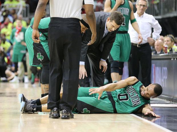 Avery Bradley's injury looks threatening after Boston Celtics fumble Game 1 opportunity against Atlanta Hawks 20155737-mmmain
