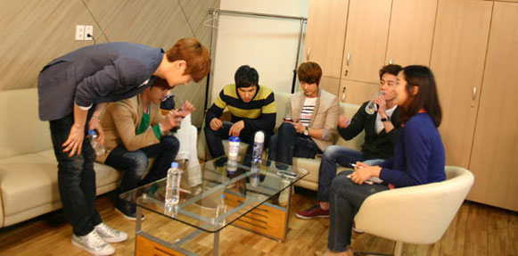 [5.5.12]Shinhwa @ Melon Inside People interview Ms_120502_08