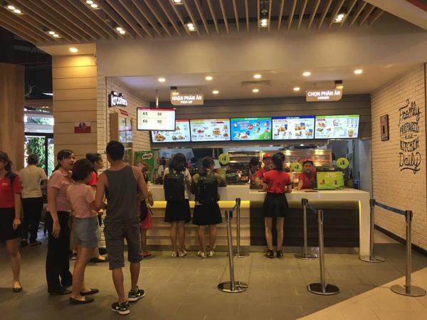 Vừa ghé qua KFC trưa nay, phải nói KFC chịu khó update thực đơn ghê! B82cf1c3-1932-4e31-b353-fe8a0b2c4644_27-06-2018_22-59-10