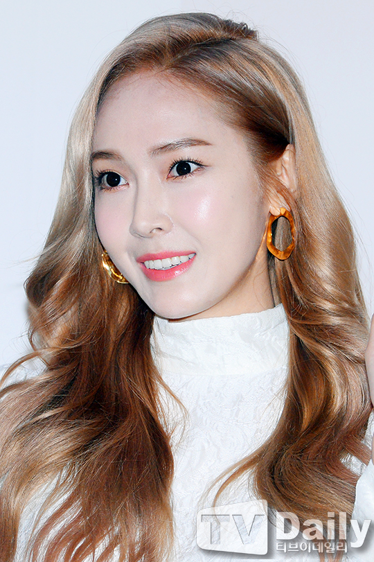 [PIC][14-12-2016]Jessica tham dự buổi Fansign cho “WONDERLAND” vào tối nay 1481707050_1191729