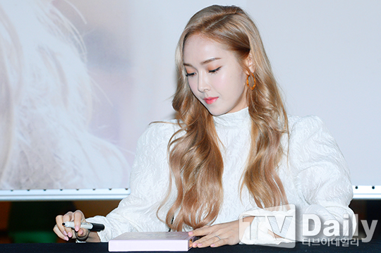 [PIC][14-12-2016]Jessica tham dự buổi Fansign cho “WONDERLAND” vào tối nay 1481707566_1191734