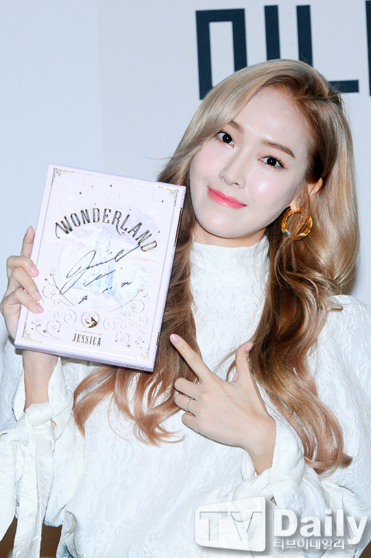 [PIC][14-12-2016]Jessica tham dự buổi Fansign cho “WONDERLAND” vào tối nay 1481707631_1191735