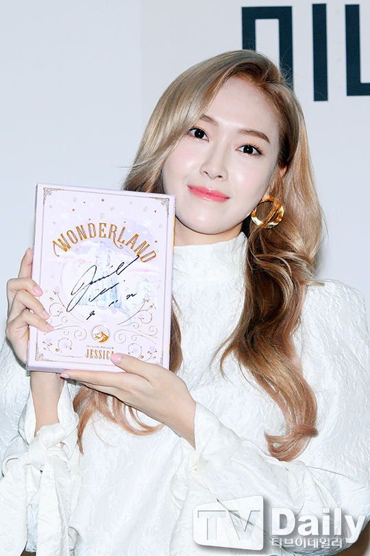 [PIC][14-12-2016]Jessica tham dự buổi Fansign cho “WONDERLAND” vào tối nay 1481707743_1191736