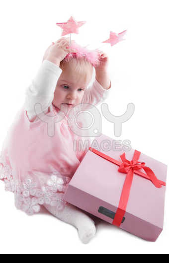   صـــور للأطفالــــ 1 Baby-girl-in-pink-dress-with-gift-box-7ab2e9