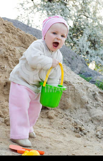   صـــور للأطفالــــ 1 Girl-having-fun-playing-in-sand-9bd0a7