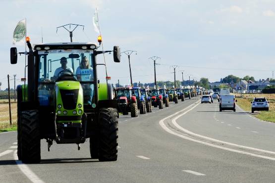 Festivités des 5 ans de la Francovie  Passage-a-artenay-d-un-convoi-d-agriculteurs-en-partance-pou_2835576