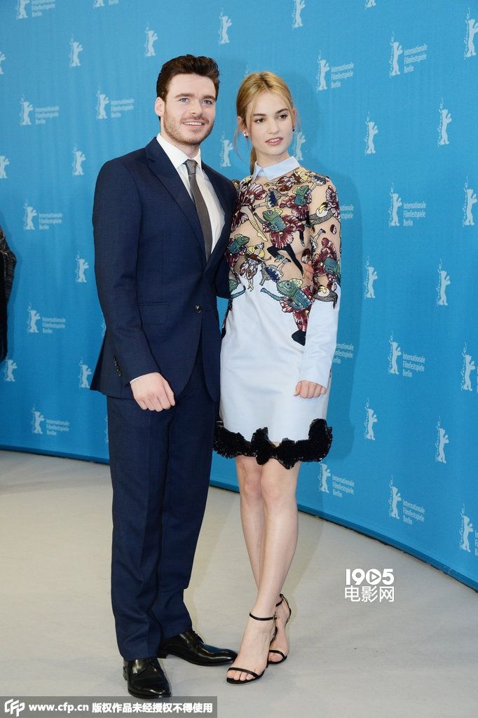 ¿Cuánto mide Lily James? - Real height 20150214024322493328_watermark