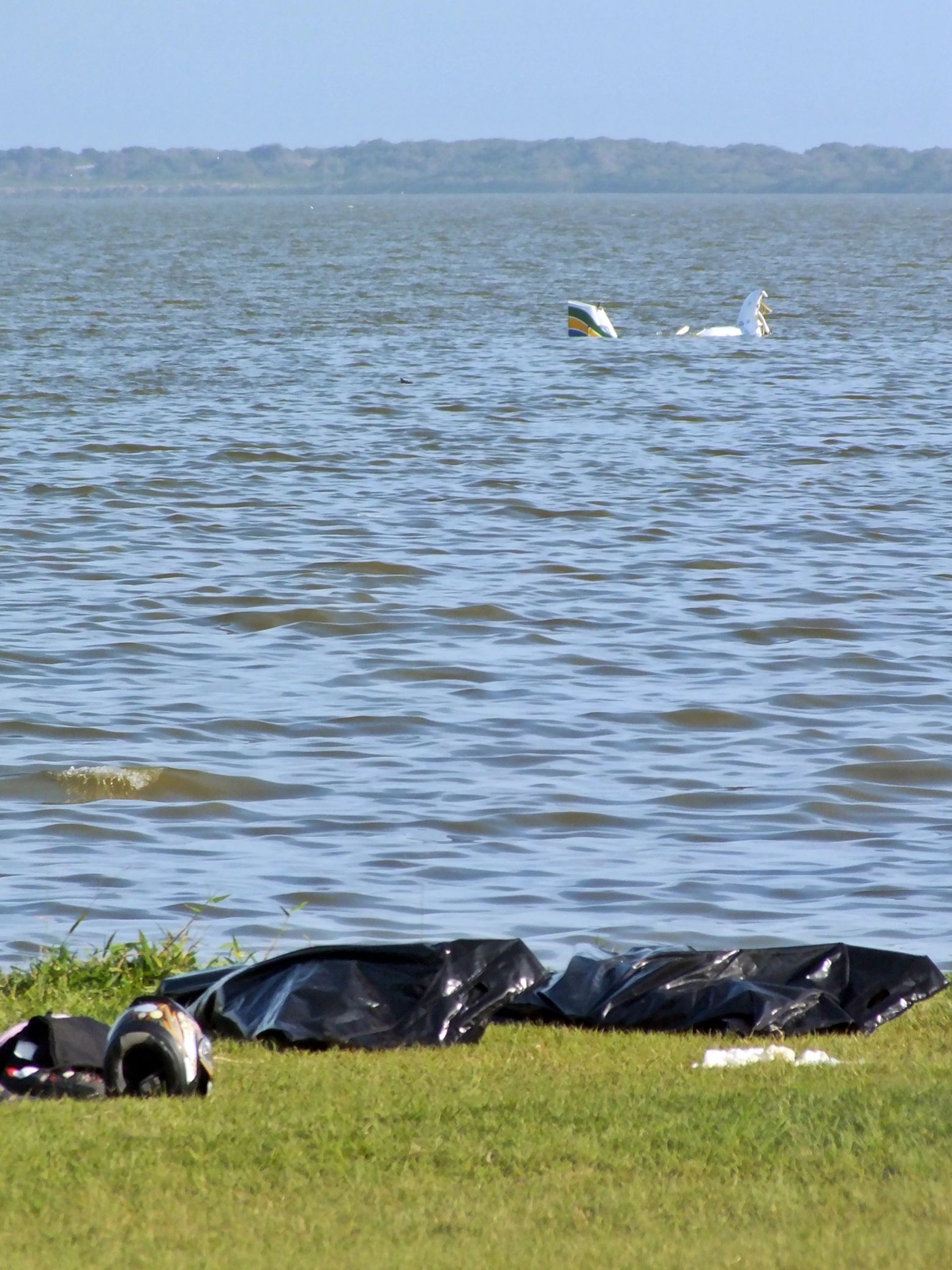 [Brasil] Duas pessoas morrem após queda de avião em lagoa de Maricá, no RJ F_211125