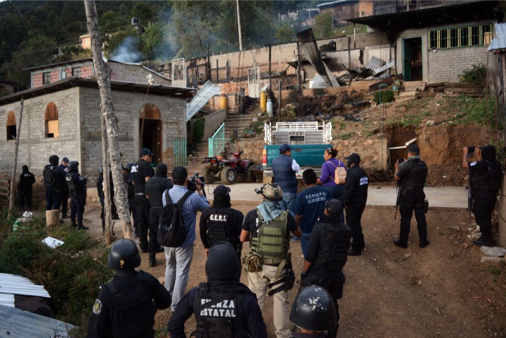 Criminales sitian pueblo de Guerrero, queman casas, asesinan, y cierran escuelas Mini-04112015lo-policias-casas-quemadas-polixtepec-001