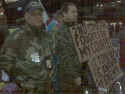 Los Marines defendiendo a los inignados de "Occupy Wall Street" 1317641664537marines-detalle-claradn