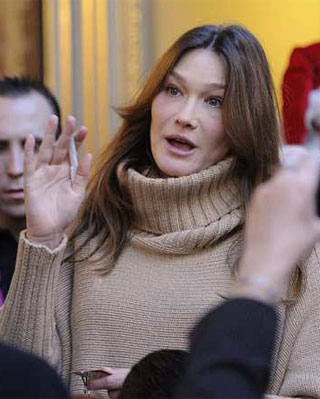 Carla Bruni niega haberse quedado con dinero de la lucha contra el sida. 1325959041656bruniodn