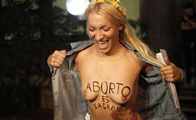 No se sostienen los clavos en la crucifixión de Cañete. 1381349026466femen-detallec4