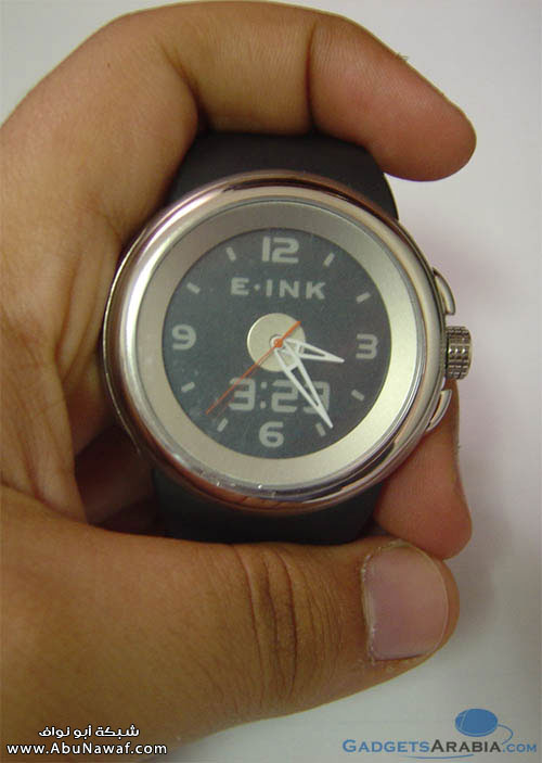 تغطية حصرية: أول ساعة تعمل بتقنية الحبر الإلكتروني في العالم بين أيدينا Phosphor-eink-watch-in-hand