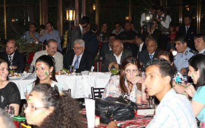 الرئيس ابو مازن يتابع مباراة الجزائر وانجلترا في أحد مقاهي رام الله..شاهد الصور 4