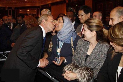 السيدة العربية المحجبة التي قبلت بوش تحير الملايين..شاهد الصور 1