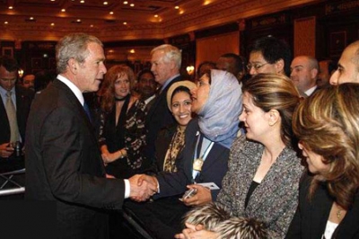 السيدة العربية المحجبة التي قبلت بوش تحير الملايين..شاهد الصور 3