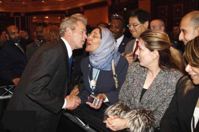السيدة العربية المحجبة التي قبلت بوش تحير الملايين..شاهد الصور 4