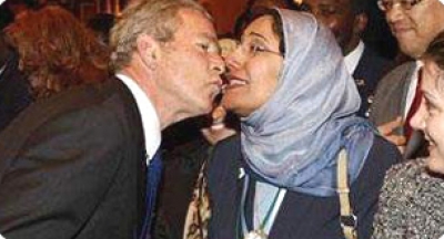 السيدة العربية المحجبة التي قبلت بوش تحير الملايين..شاهد الصور 5