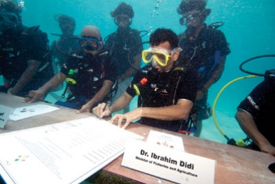 صور.. وزراء المالديف يجتمعون تحت الماء ببدل الغطس 2